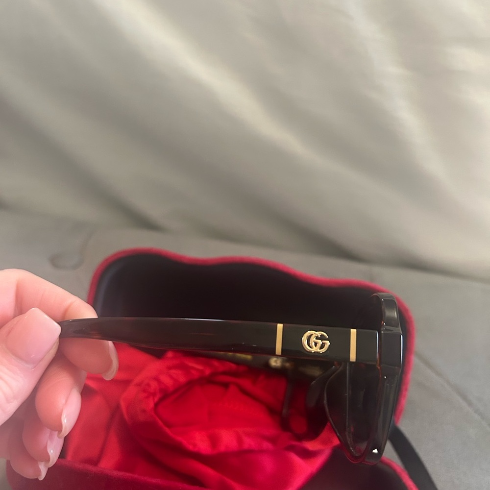 Gucci Oversized Women's Sunglasses with Red Silk Pouch and case - Picture 5 of 9